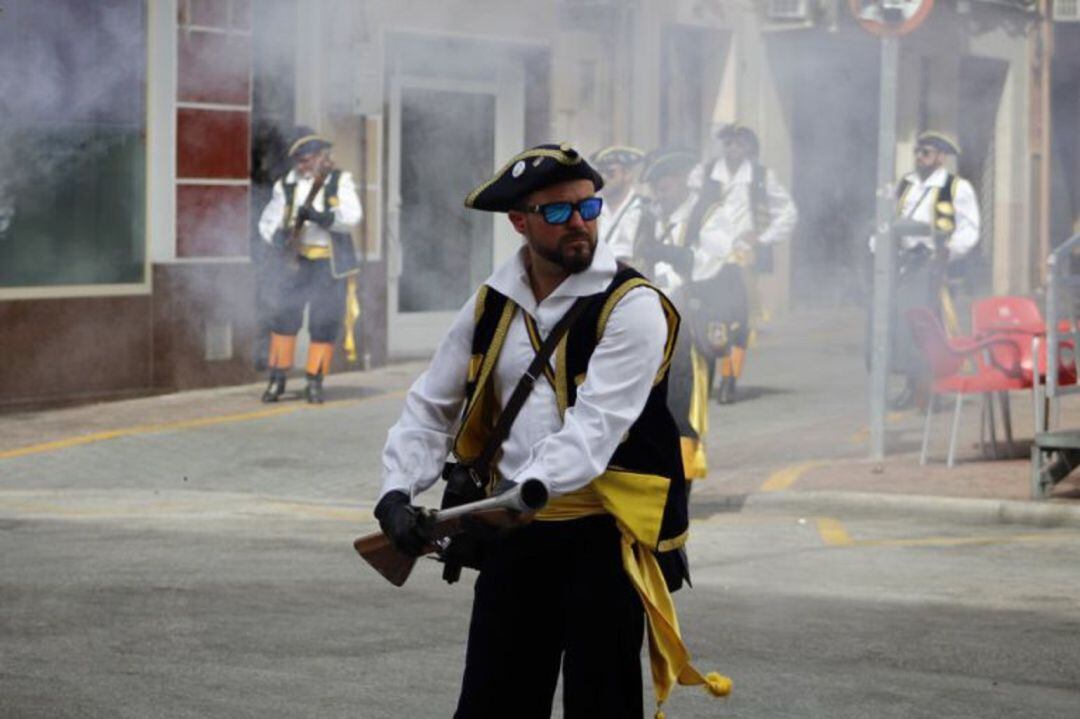 Un arcabucero de Petrer en un acto de pólvora