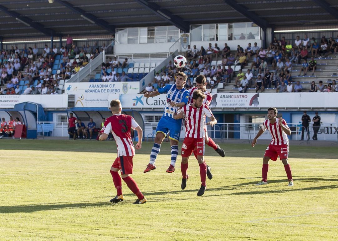 El delantero blanquiazul, Adeva, intenta rematar el esférico en un lance de juego del partido de la primera vuelta en El Montecillo, donde la Arandina ganó por 2-0.