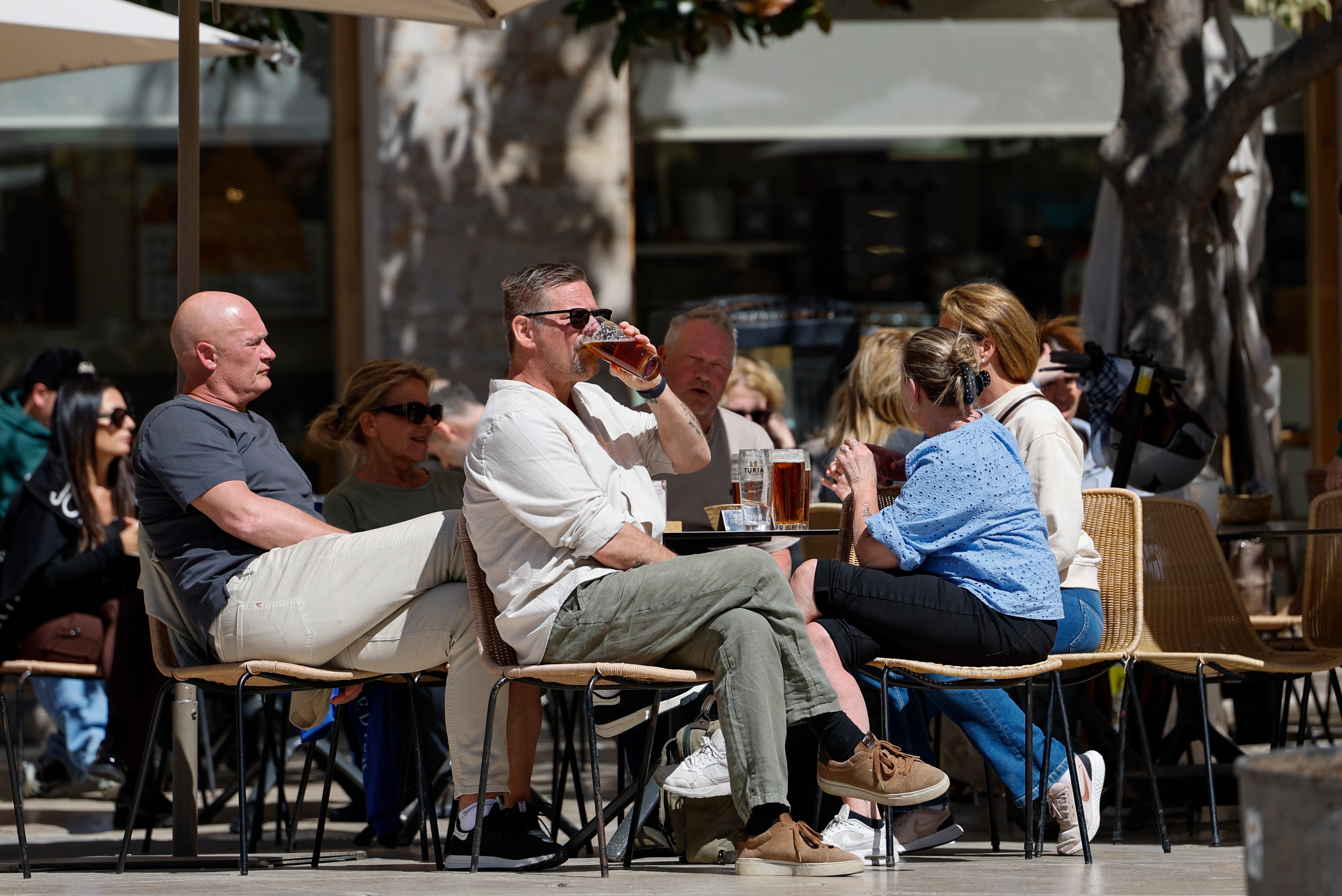 GRAFCVA3040. VALENCIA, 27/03/2026.- Unos turistas disfrutan del buen tiempo en una céntrica terraza aunque el pronóstico de la Agencia Estatal de Meteorología (Aemet) para los próximos días en la Comunitat Valenciana prevé un fin de semana fresco, con un domingo de Ramos especialmente desapacible por el viento, que dejará paso a una climatología más primaveral al menos hasta el Viernes Santo, donde se abre de nuevo un periodo de incertidumbre climatológica. EFE/Ana Escobar