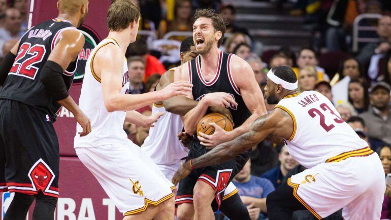 El jugador español protege la pelota rodeado de jugadores de los Cleveland Cavaliers.