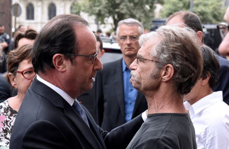 El presidente francés François Hollande, junto al alcalde de Saint-Etienne-du-Rouvray, Hubert Wulfranc.