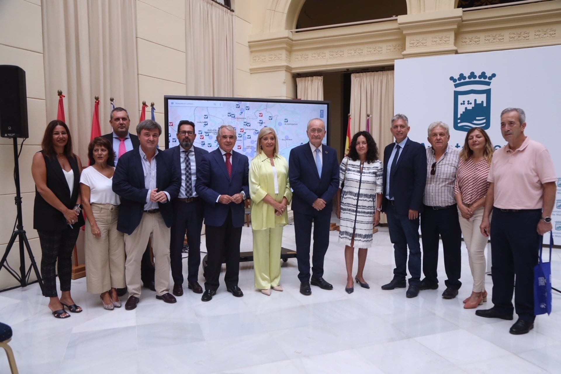 El alcalde de Málaga, Francisco de la Torre, acompañado de los concejales de Derechos Sociales y Seguridad, Francisco Pomares y Avelino Barrionuevo, respectivamente, junto al coordinador andaluz del proyecto, Ángel García Alcántara, y representantes de las entidades que hacen posible esta iniciativa, ha destacado este martes la expansión de esta red para garantizar la máxima seguridad ciudadana.
