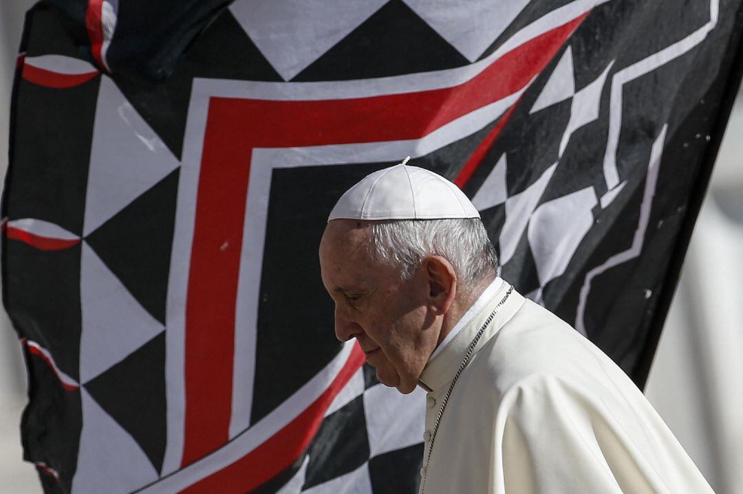 El papa Francisco llega a su audiencia general en la Plaza de San Pedro del Vaticano, en la Ciudad del Vaticano