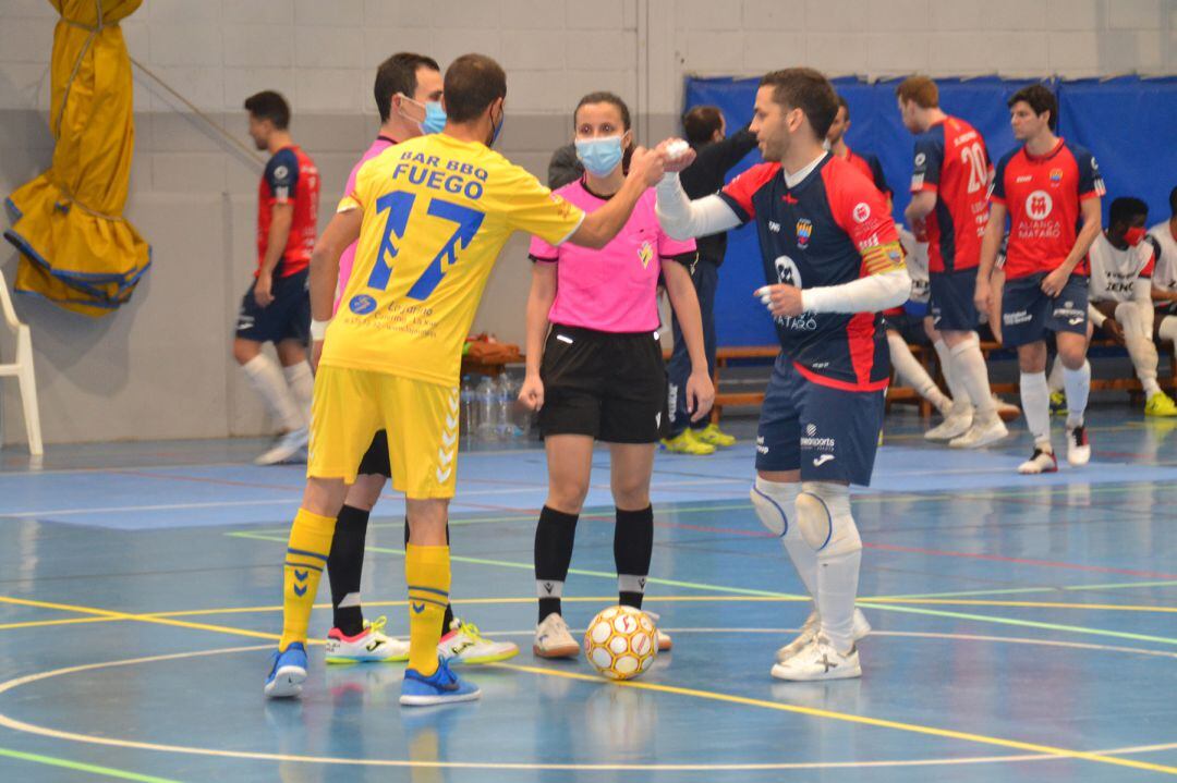 Los capitanes antes del partido.