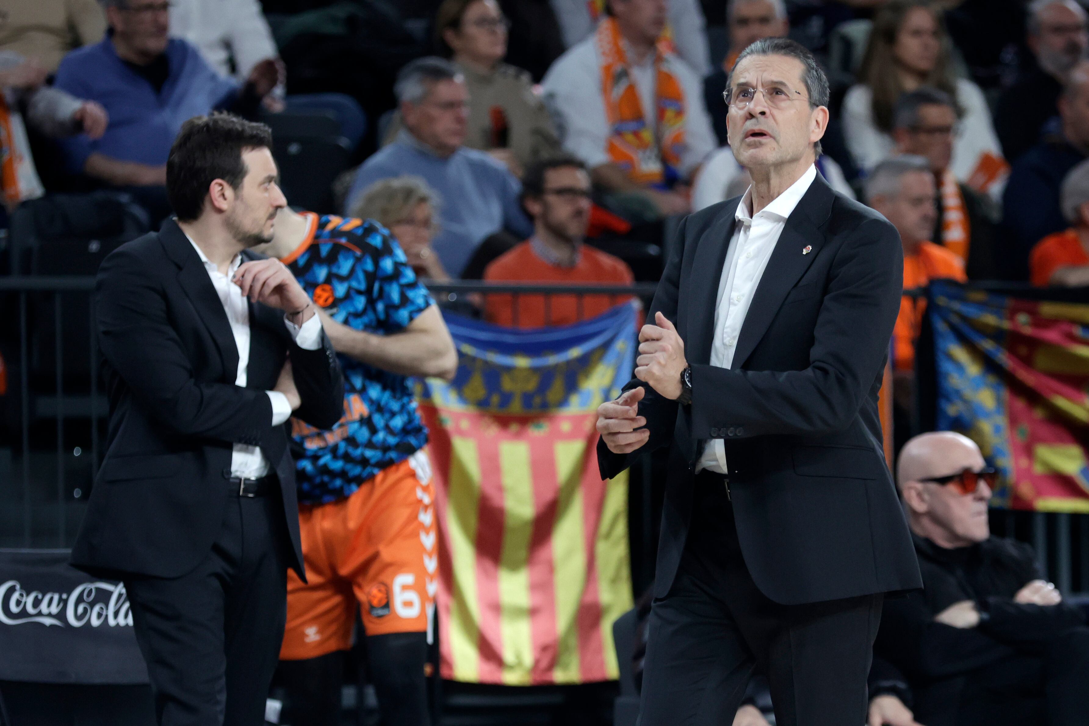 VALENCIA, 29/01/2026.- El entrenador del Valencia Basket Pedro Martínez (d) durante el partido de la jornada 25 de la EuroLiga de baloncesto entre el Valencia Basket y el Maccabi Tel Aviv, este jueves en el Roig Arena de Valencia. EFE/Miguel Ángel Polo.