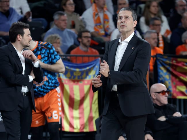 VALENCIA, 29/01/2026.- El entrenador del Valencia Basket Pedro Martínez (d) durante el partido de la jornada 25 de la EuroLiga de baloncesto entre el Valencia Basket y el Maccabi Tel Aviv, este jueves en el Roig Arena de Valencia. EFE/Miguel Ángel Polo.