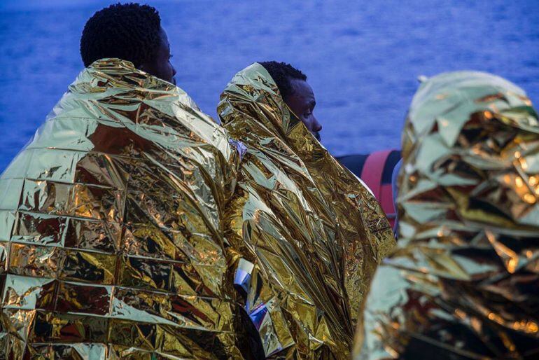 Imagen de varios migrantes rescatados por la ONG MSF en el Mediterráneo este año 2016