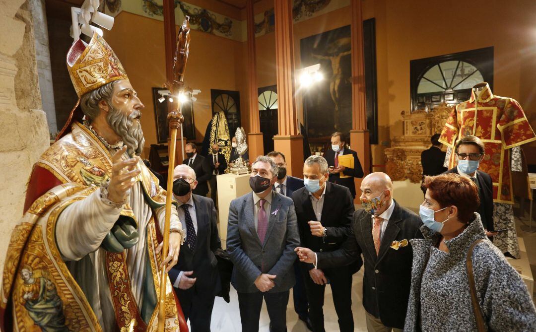 El alcalde Juan Espadas contempla en Sevilla Fecit-21 la imagen de San Ambrosio tallada por la escultora e imaginera Lourdes Hernández, a la derecha