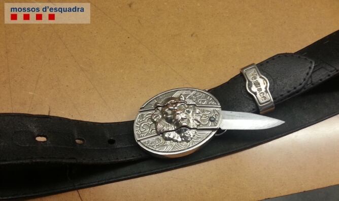Els mossos de la comissaria de Les Corts van trobar aquesta navalla camuflada a la sivella del cinturó