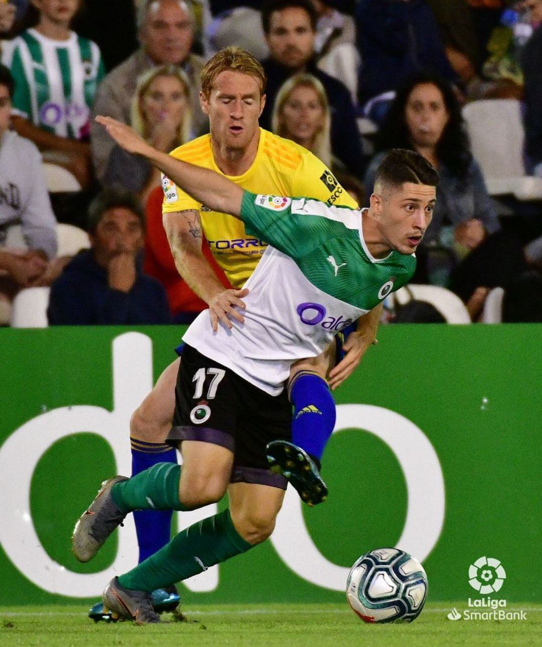 Enzo Lombardo protege el balón ante Álex Fernández