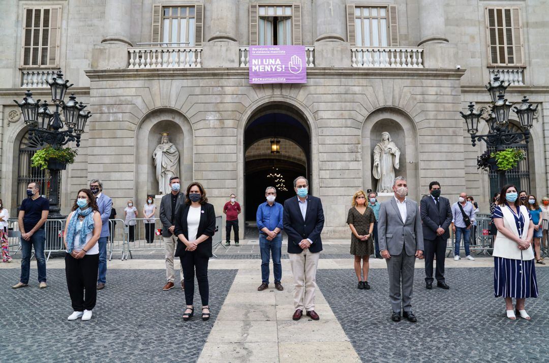 Colau y Quim Torra guardan un minuto de silencio en la plaza Sant Jaume de Barcelona.