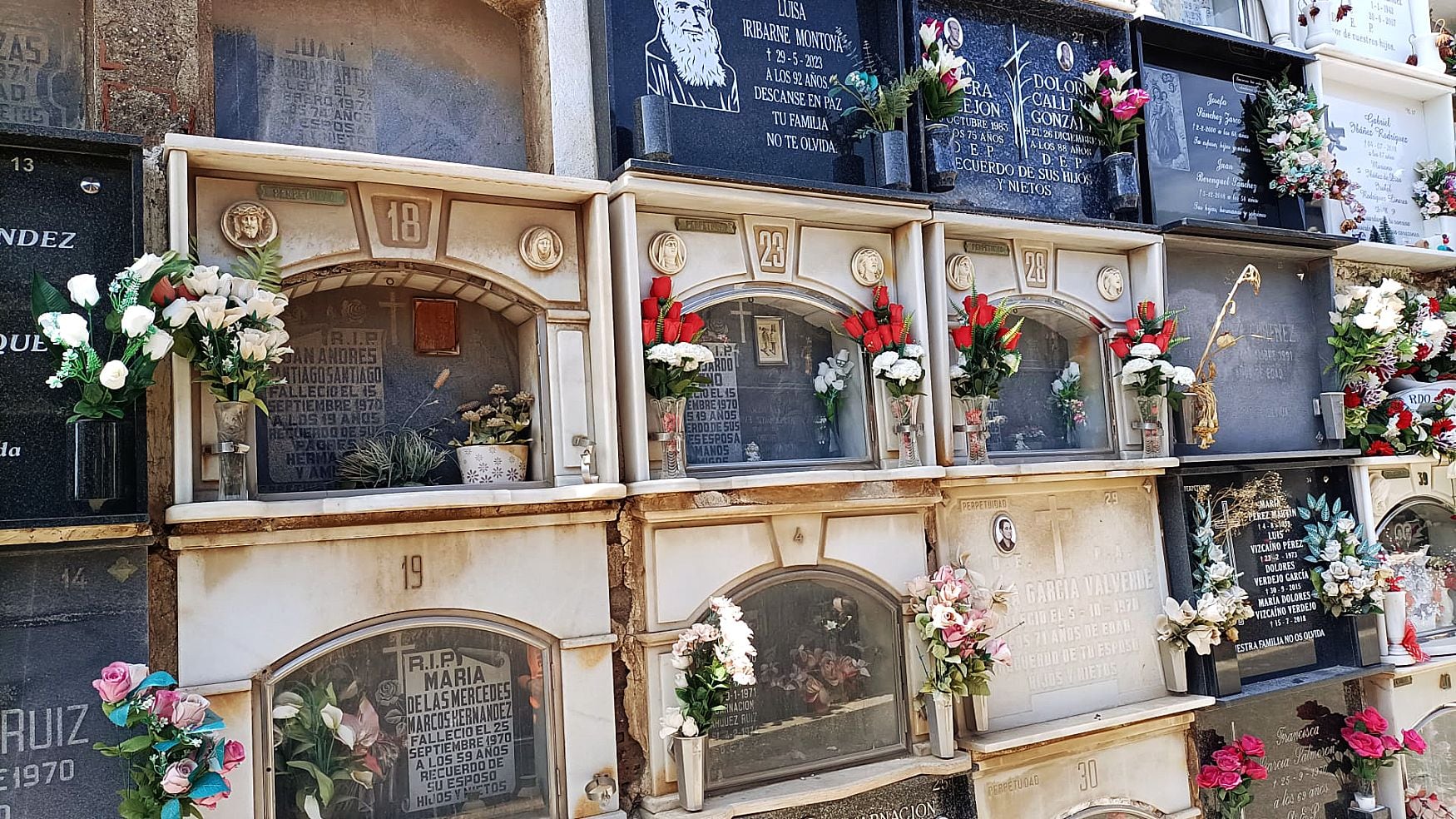 Los nichos blancos de aquellos trabajadores del edificio Azorín.