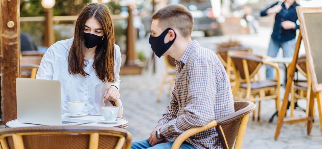 Clientes jóvenes en una terraza