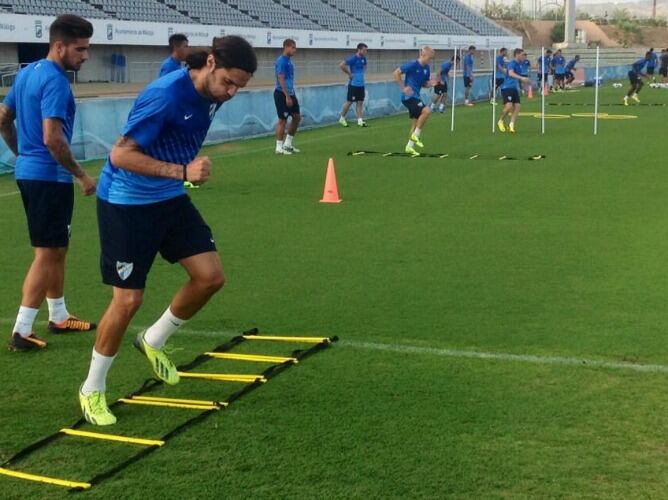 Sergio Sánchez, junto a Eliseu, en un entrenamiento del Málaga CF.