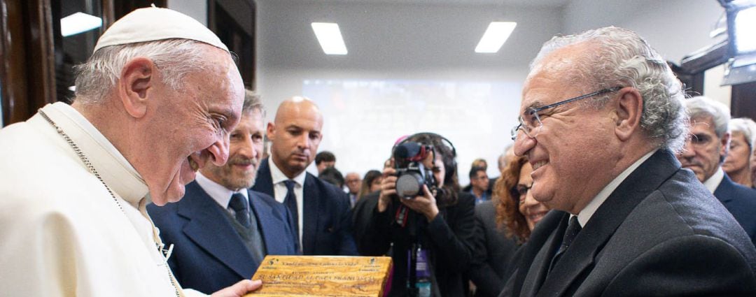 El presidente de la Fundación Lumière, Antonio Mayoralas, entrega el certificado de madera de olivo al Papa Francisco.