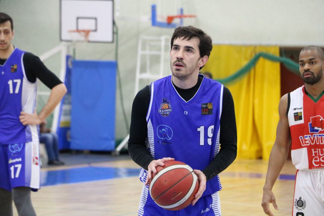 Carlos Noguerol en un partido con el CB Almansa