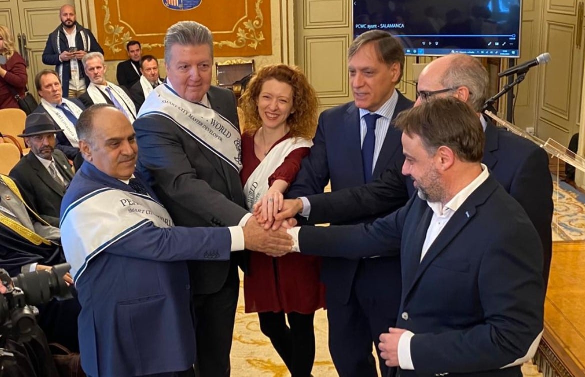 El alcalde de Salamanca, Carlos Carbayo, el presidente de la Diputación, Javier Iglesias; y los exconcejales de Ciudadanos, Fernando Castaño y Ana Suárez, posan con los organizadores del Peace City World/Twitter Fernando Castaño