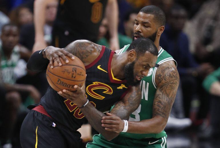 Lebron James, con la bola ante Marcus Morris