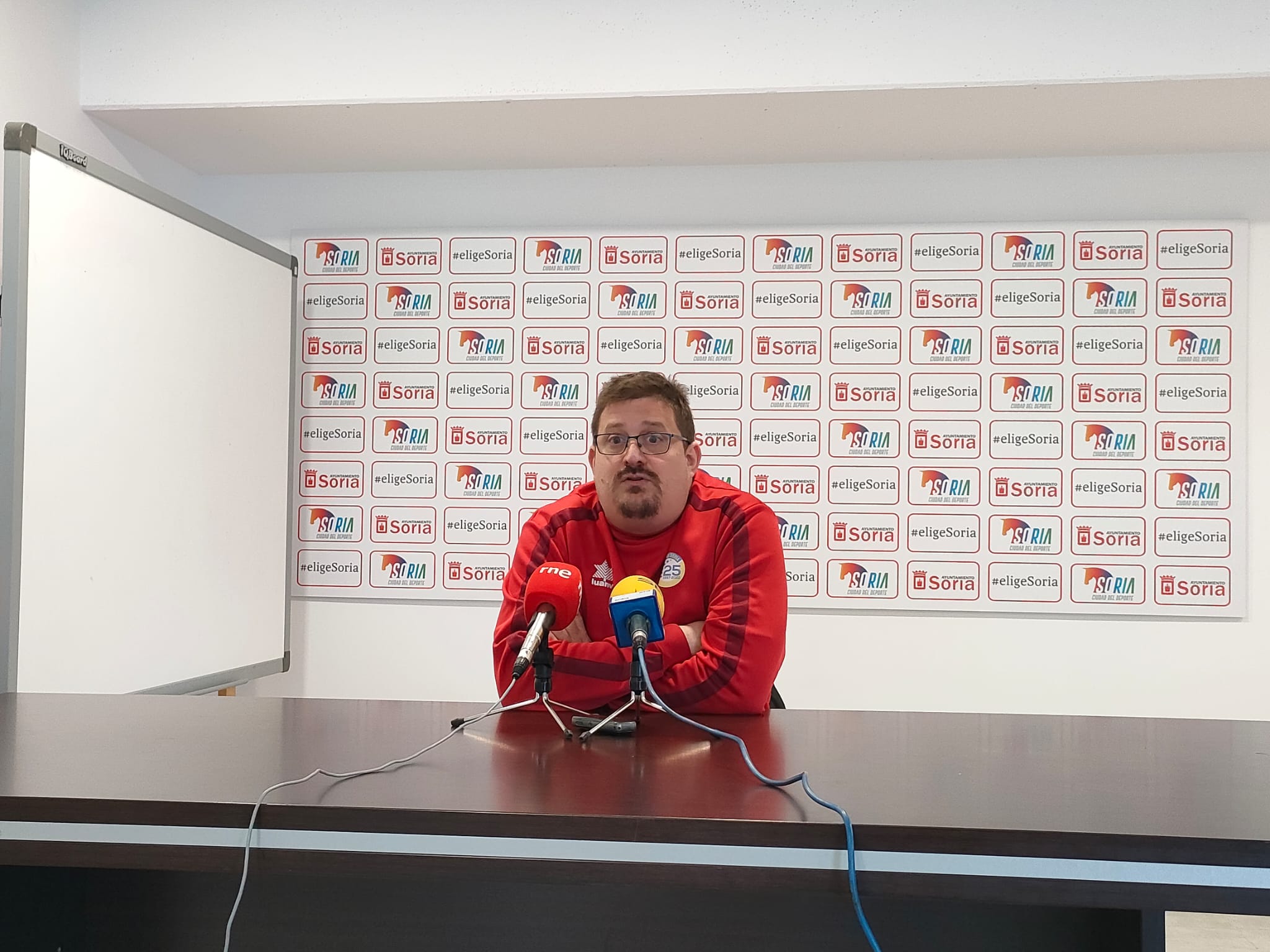 Jordi Lluelles, entrenador del Balonmano Soria, en rueda de prensa.