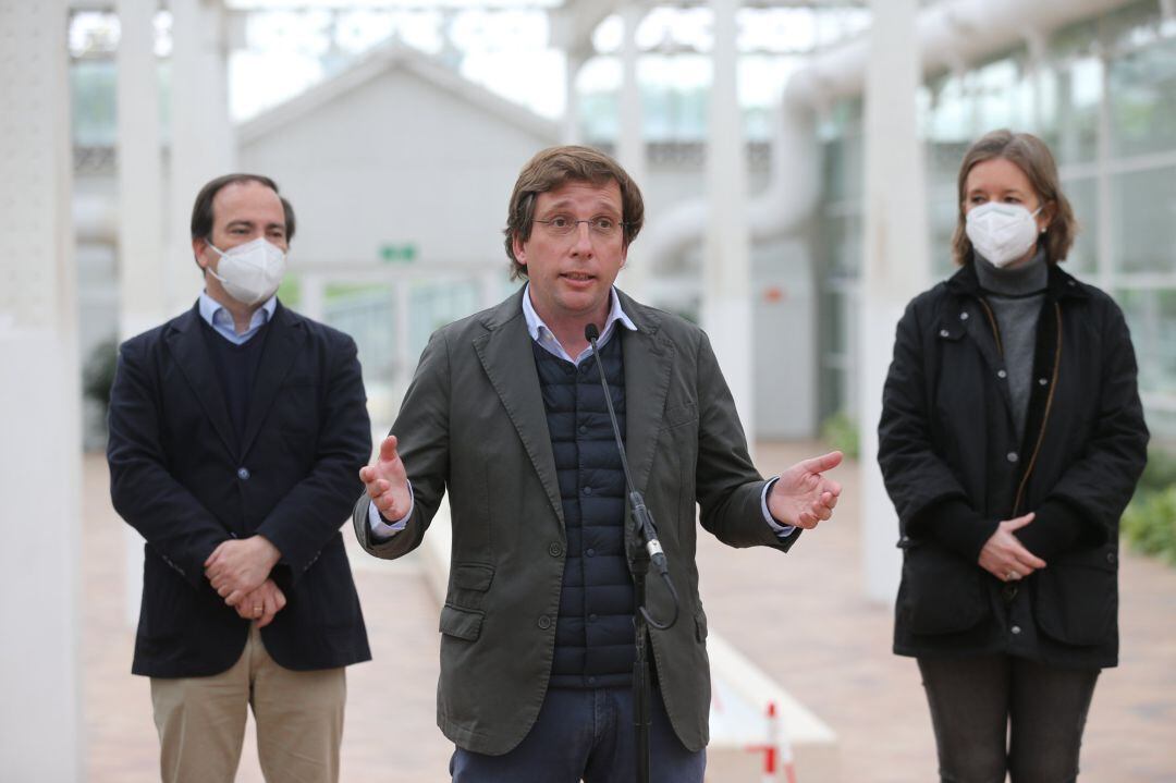 El alcalde de Madrid, José Luis Martínez-Almeida (c), durante una visita al Invernadero del Palacio de Cristal de Arganzuela en Madrid Río, Madrid.