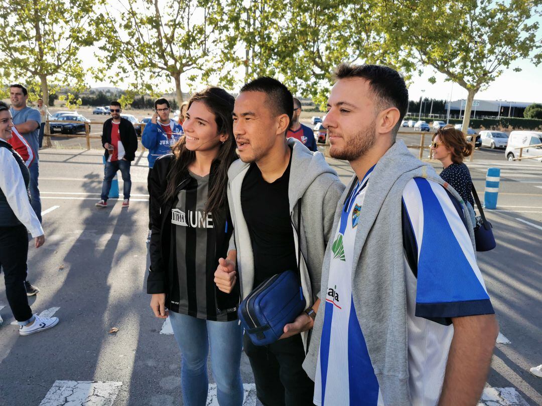 Okazaki, junto a aficionados del Málaga en Huesca