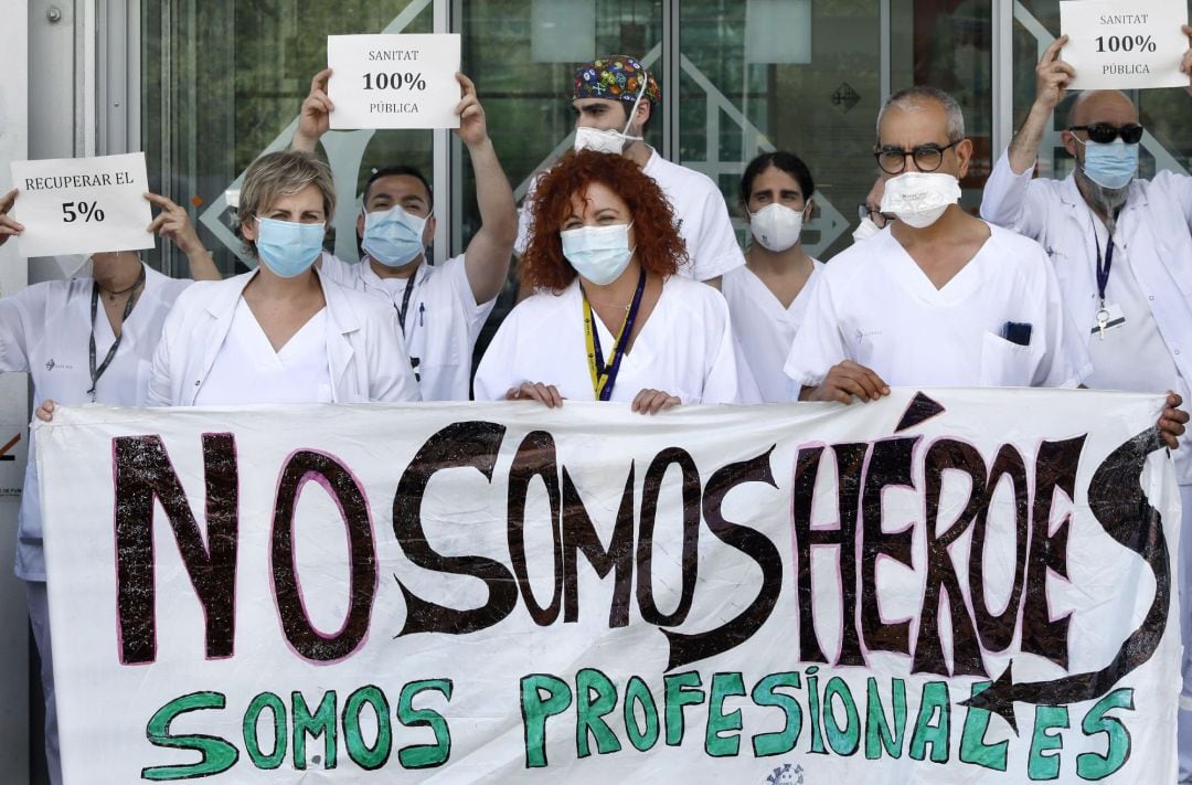 Profesionales del Hospital Sant Pau durante la concentración enmarcada en las protestas de los sanitarios que se están extendiendo por hospitales y centros asistencia
