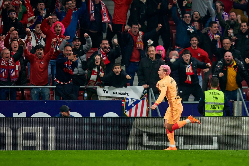 Antoine Griezmann celebra su gol ante el Athletic Club con la afición del Wanda Metropolitano