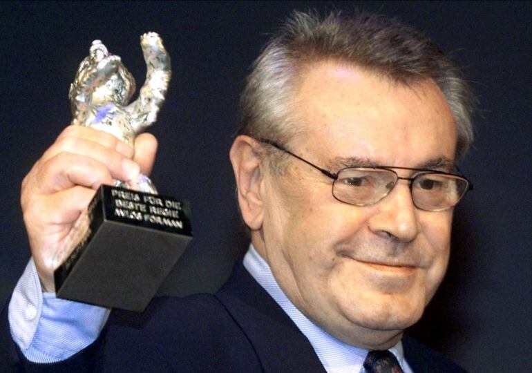 El director checo, Milos Forman, presenta el Premio Oso de Plata durante la ceremonia de entrega de premios en el 50 ° Festival de Berlín en Berlín