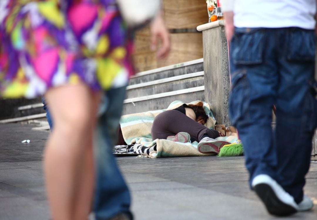 Una persona sin hogar en la Gran Vía de Madrid