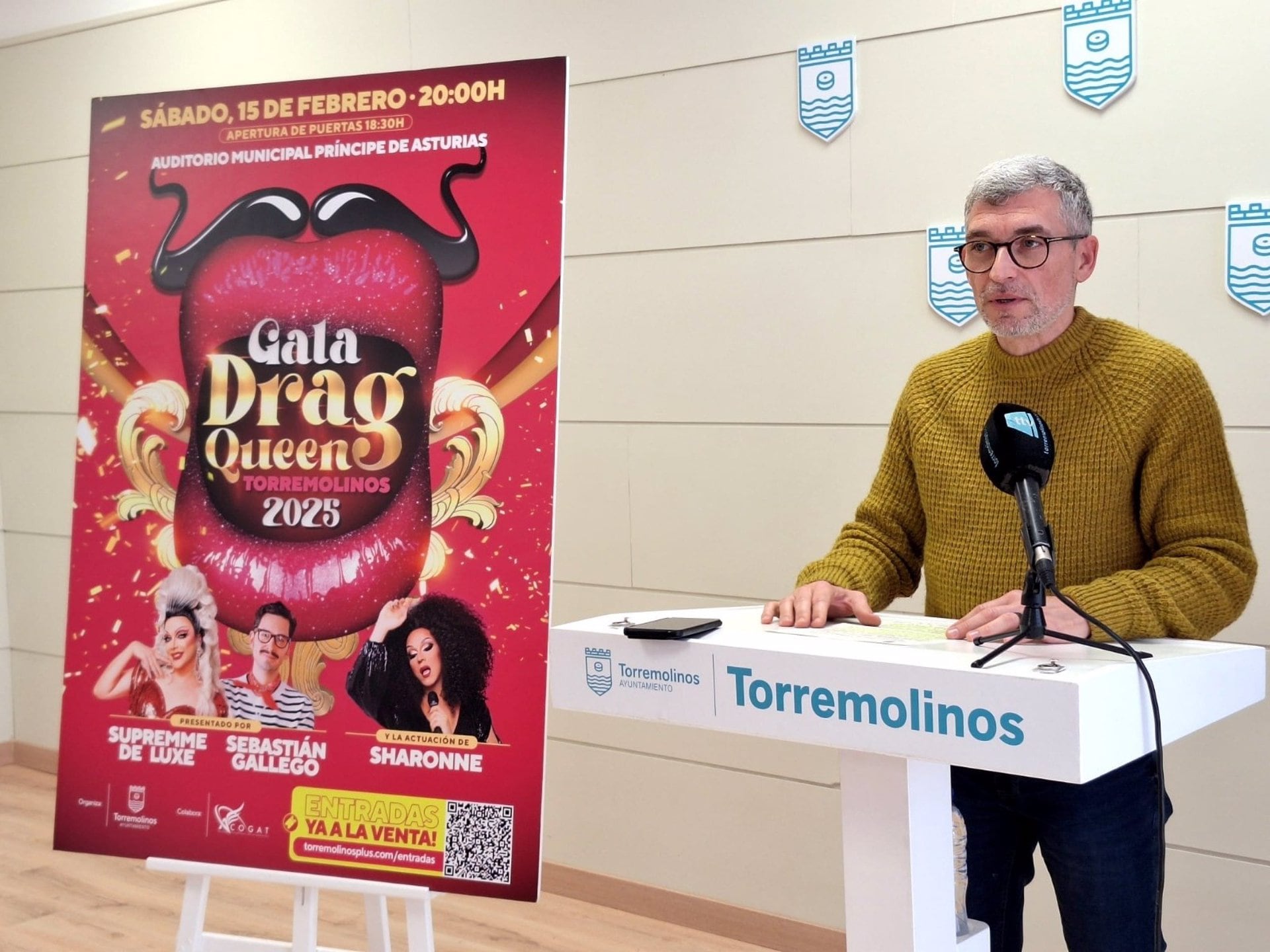 El concejal de Igualdad, Francisco García Macías, junto con el presidente de Acogat, Nacho Martínez y Antonio Domínguez, miembro de la directiva de Acogat, ha ofrecido más detalles sobre esta gala que reunirá a trece &#039;reinonas&#039; el próximo sábado