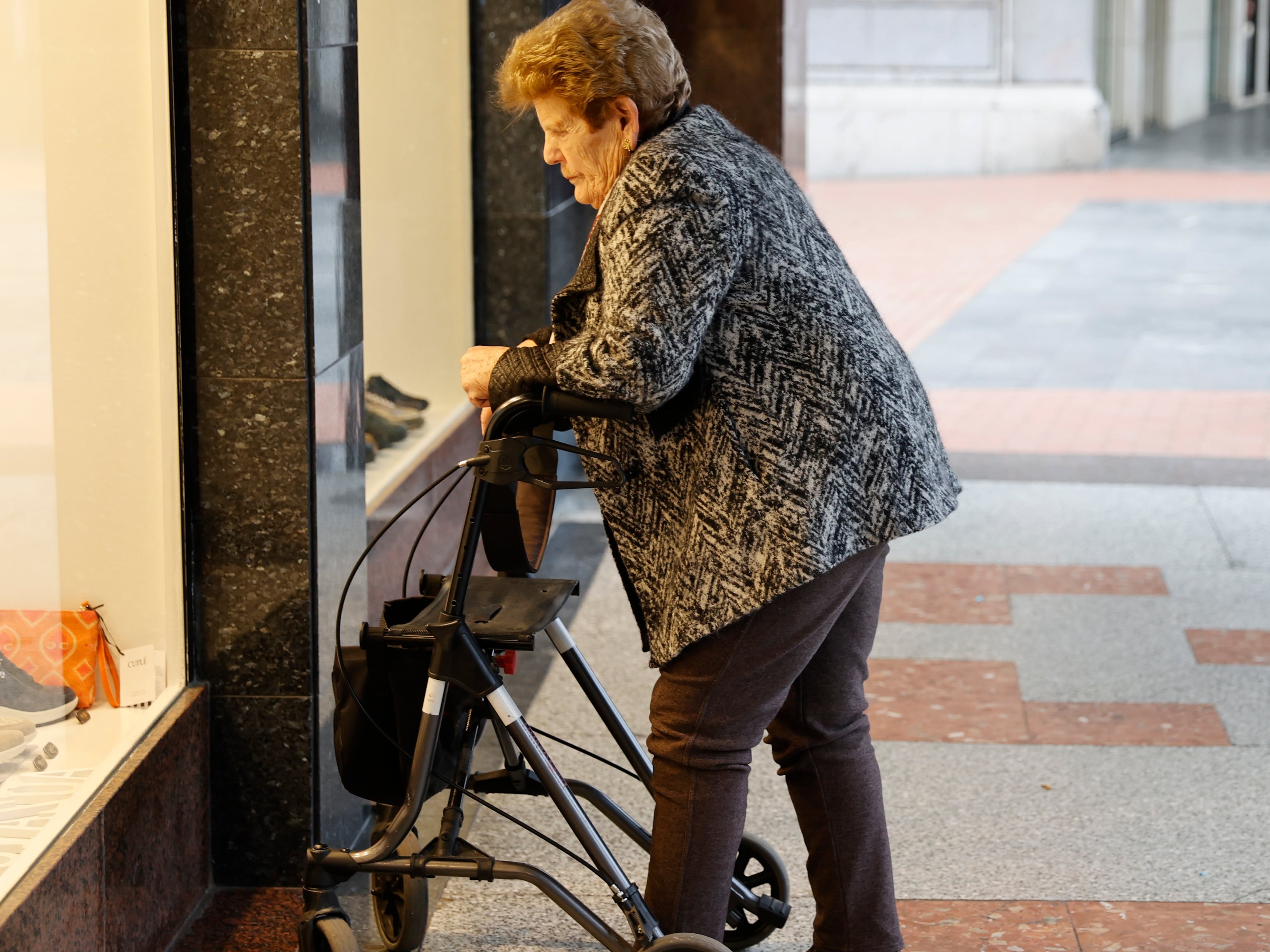 GRAFCAV5874. BARAKALDO (BIZKAIA), 10/03/2023.- Una pensionista observa un escaparate este viernes. El Gobierno de coalición ha cerrado un acuerdo sobre el último bloque de la reforma de pensiones que incluye varias medidas para mejorar los ingresos, como una cuota de solidaridad en las cotizaciones de los sueldos más altos, a la vez que permite mantener el periodo de cómputo actual en 25 años. EFE/Luis Tejido
