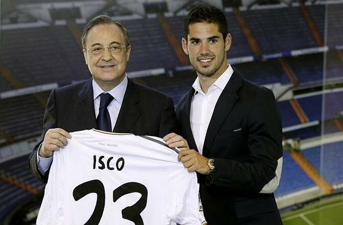 Isco sostiene su nueva camiseta, que lleva el número 23, junto a Florentino Pérez