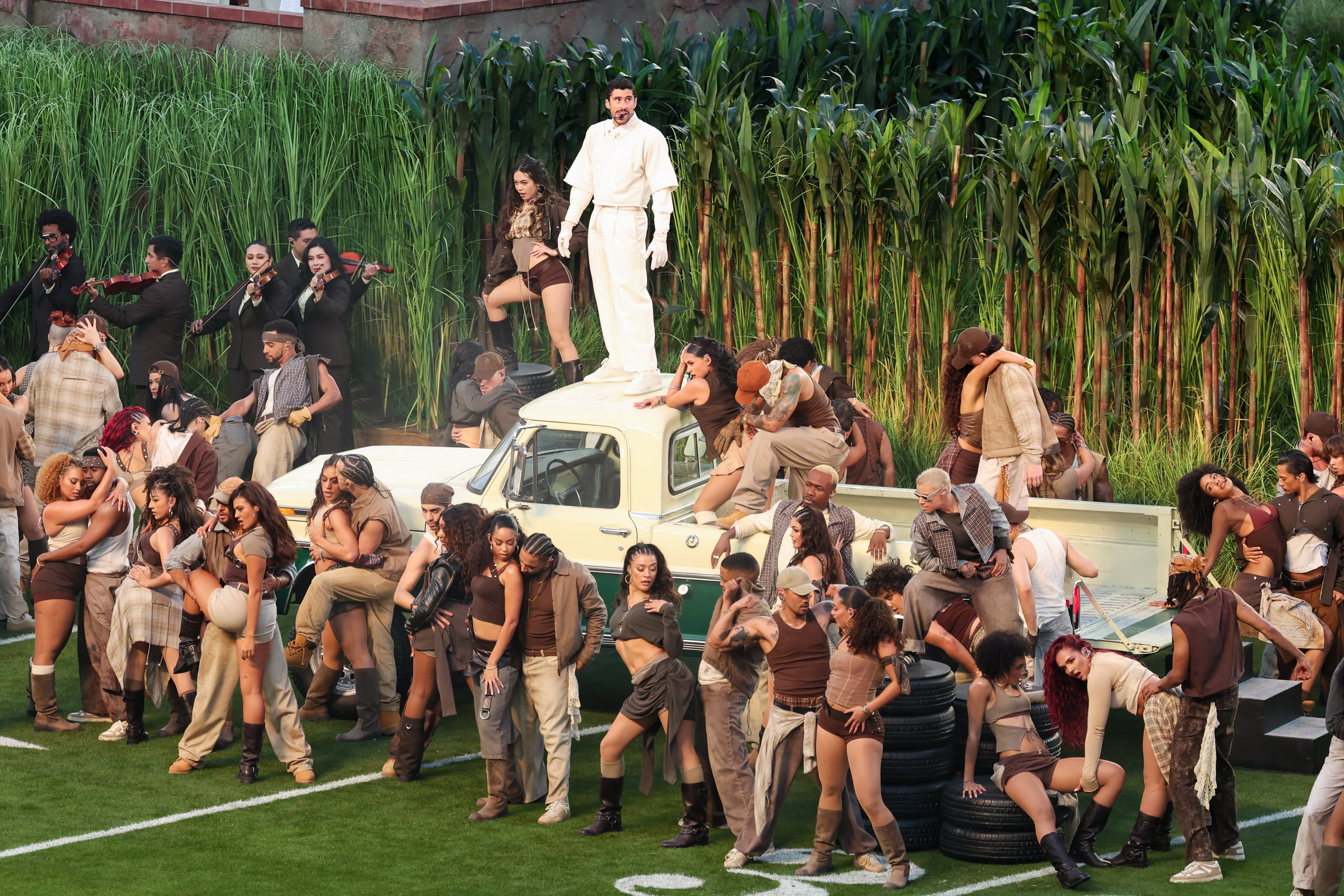 Bad Bunny 'se muda' de Puerto Rico a Santa Clara con un precioso homenaje al mundo latino durante el descanso de la Super Bowl