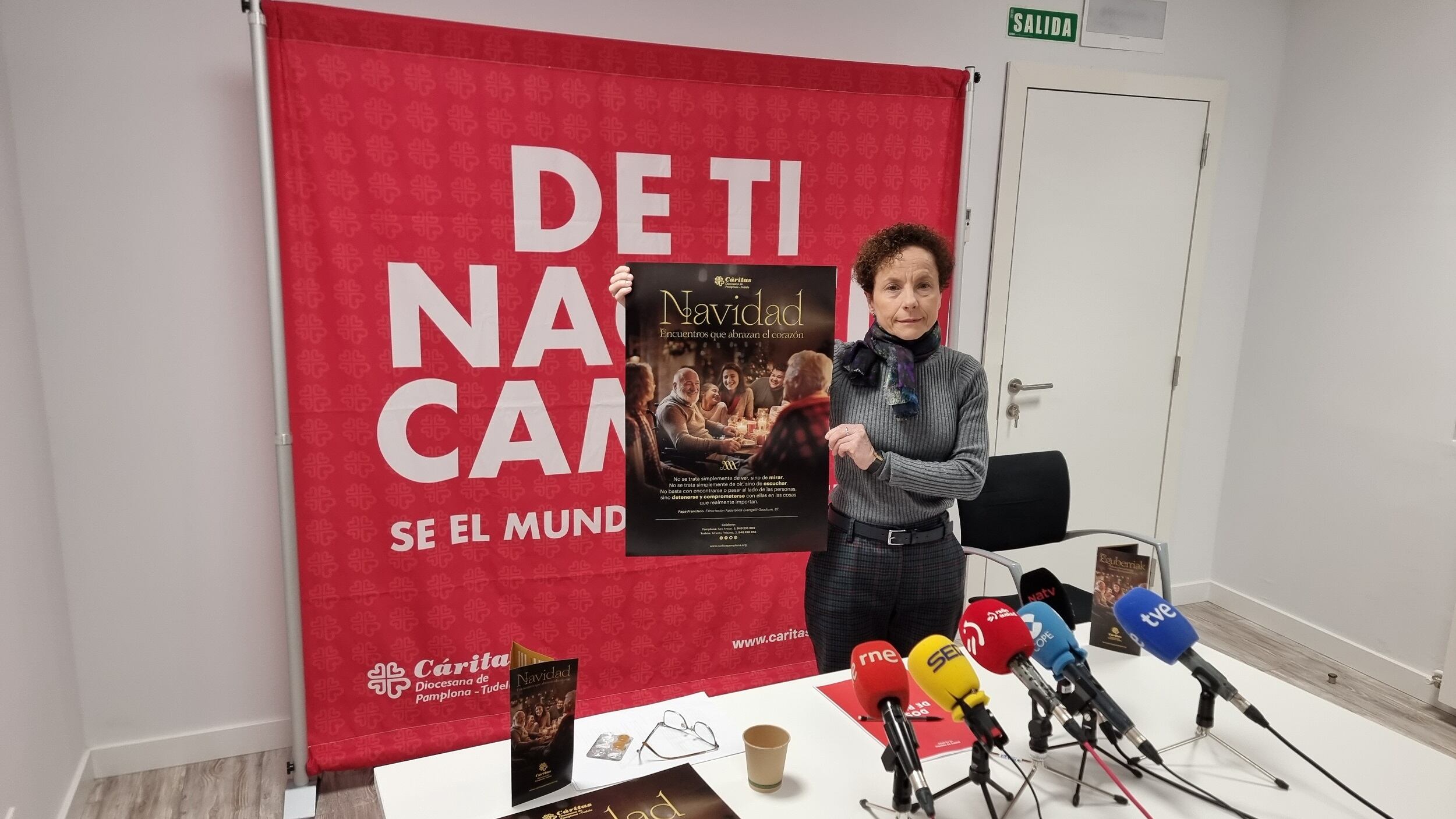 Maite Quintana, directora de Cáritas, con el carel de su nueva campaña