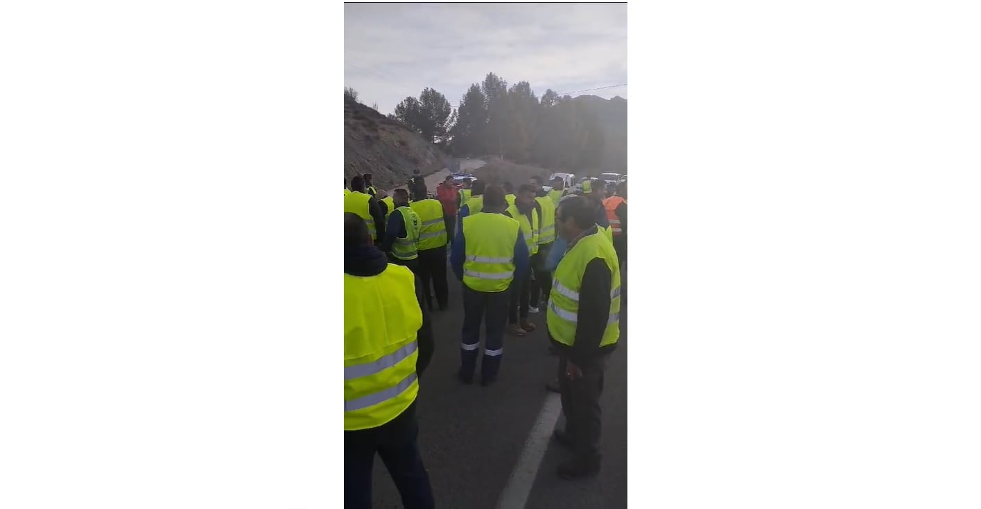 Movilización de agricultores en la A401 a la altura de Huelma, en la provincia de Jaén