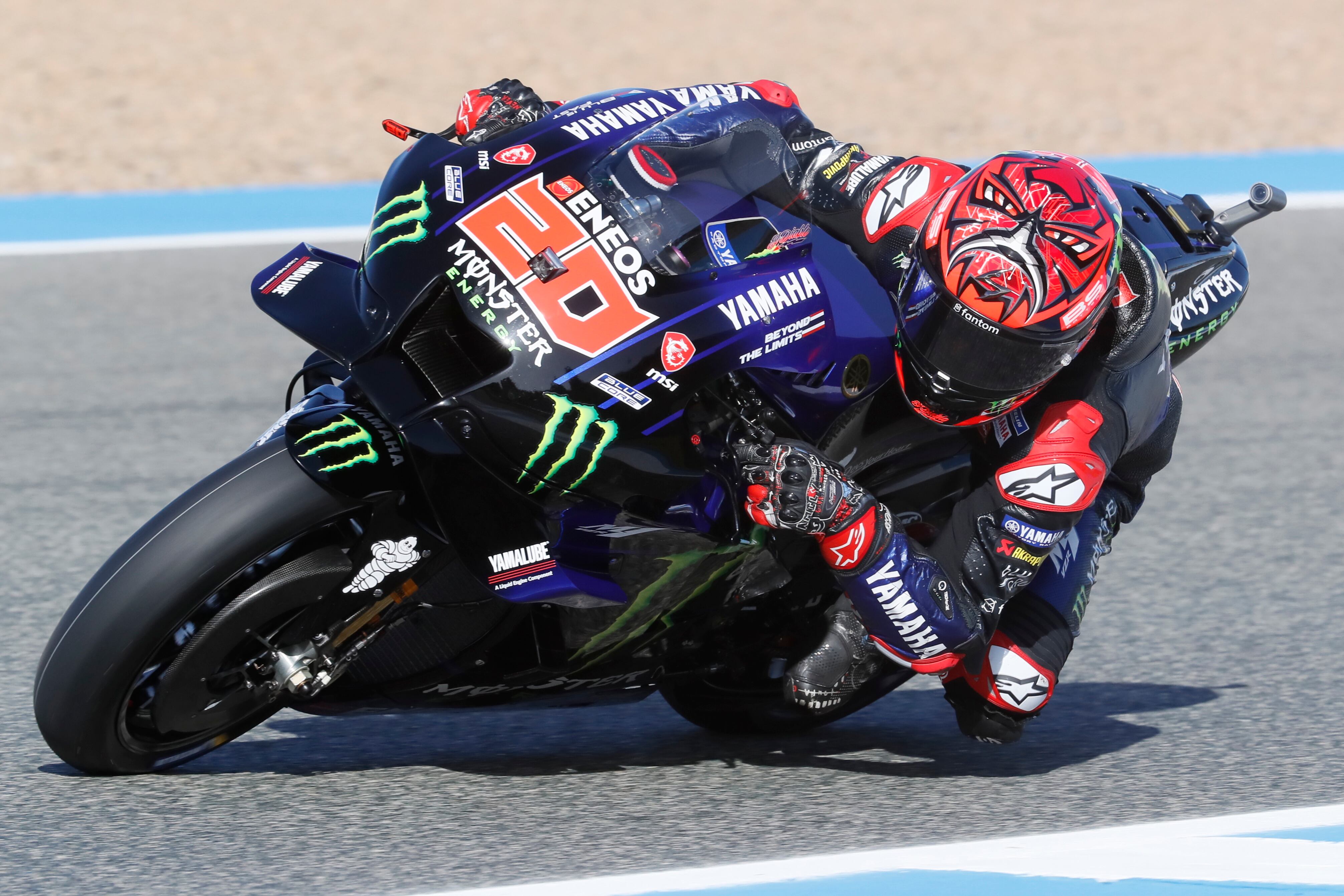 GRAFAND8679. JEREZ DE LA FRONTERA (CÁDIZ), 29/04/2022.- El piloto francés de MotoGP Fabio Quartararo (Monster Energy Yamaha MotoGP) durante el primer entrenamiento libre previo al comienzo del Gran Premio de España de MotoGP, que se celebra este fin de semana en el circuito "Ángel Nieto" de Jerez de la Frontera (Cádiz). EFE/José Manuel Vidal.