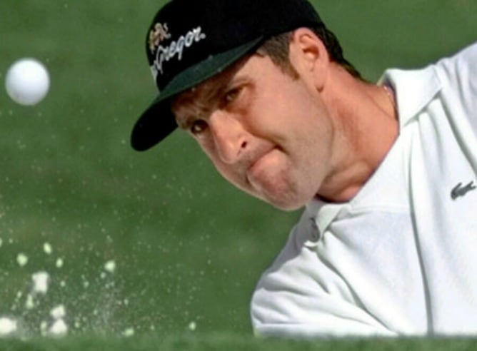 Txema Olazábal golpea la bola desde un "bunker"