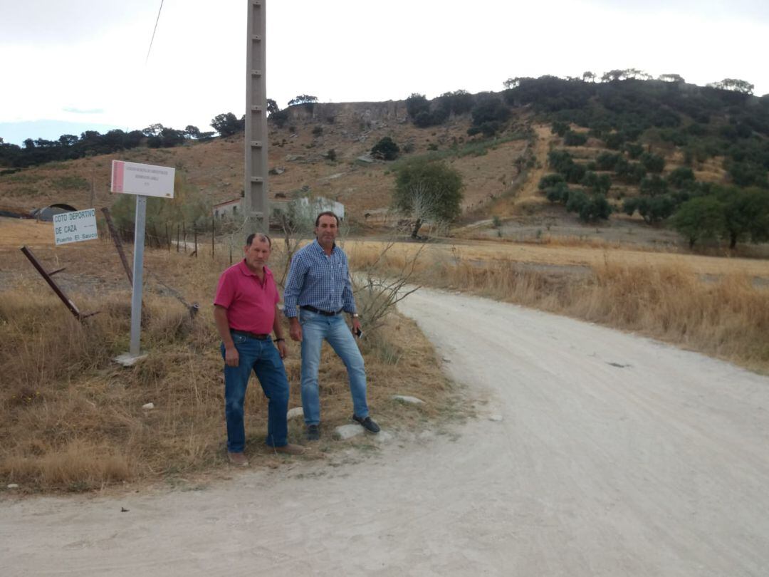 El edil de Pedanía y Juan Muñoz en la visita de los caminos