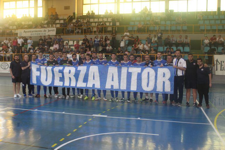 Los jugadores del Toyota Nimauto posando con una pancarta de ánimo a Aitor