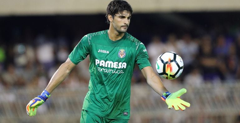 Mariano Barbosa pone un balón en juego durante la pretemporada