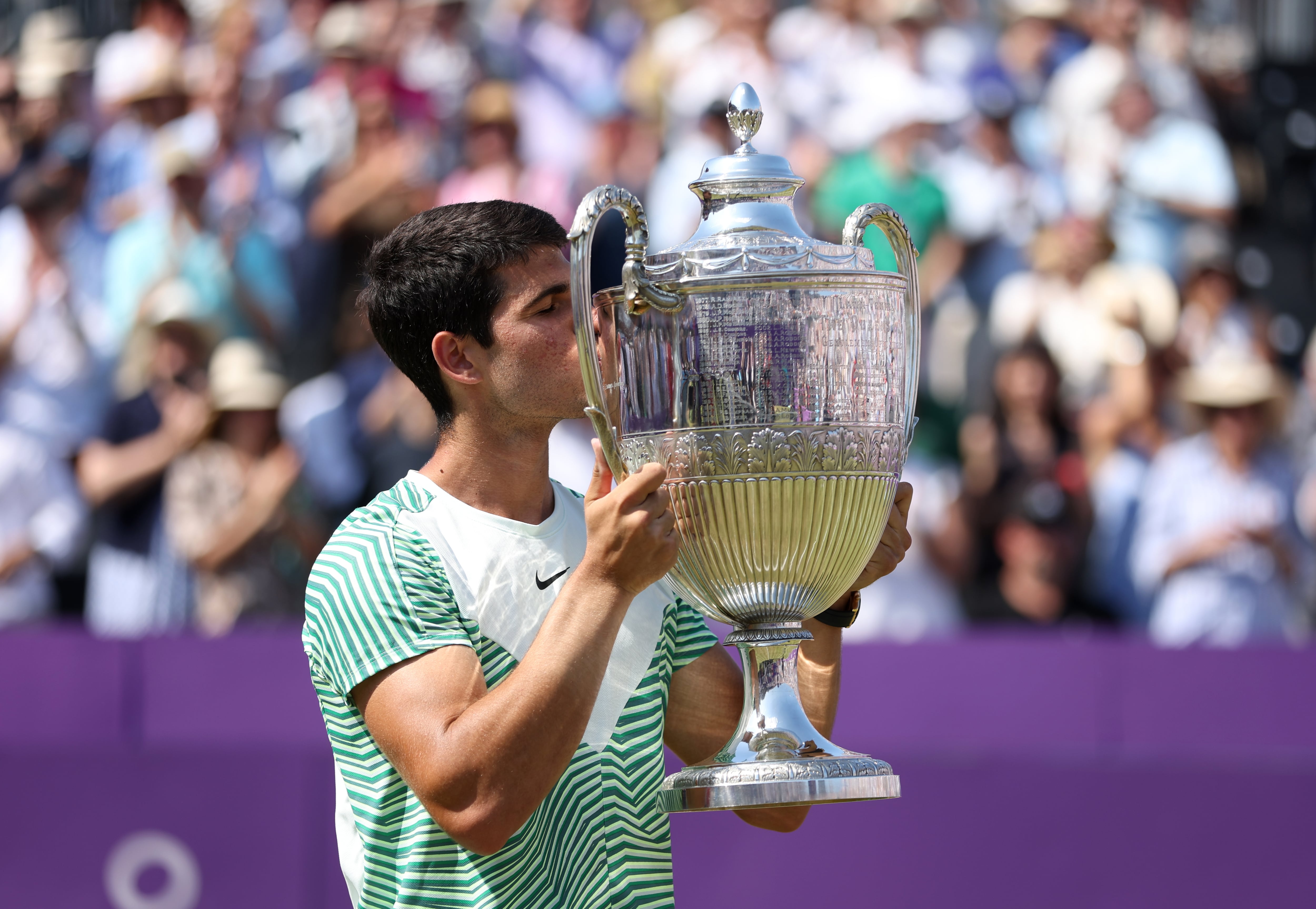 Carlos Alcaraz posa con el título de Queen&#039;s tras imponerse a De Miñaur. (Photo by Steven Paston/PA Images via Getty Images)