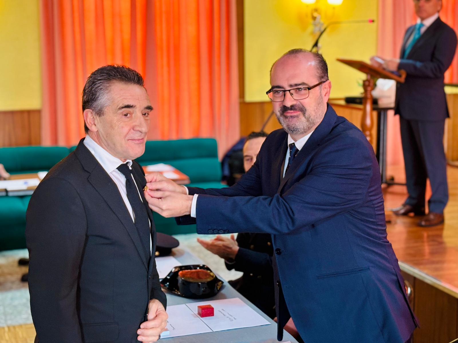 El alcalde de Ponferrada impone una de las medallas