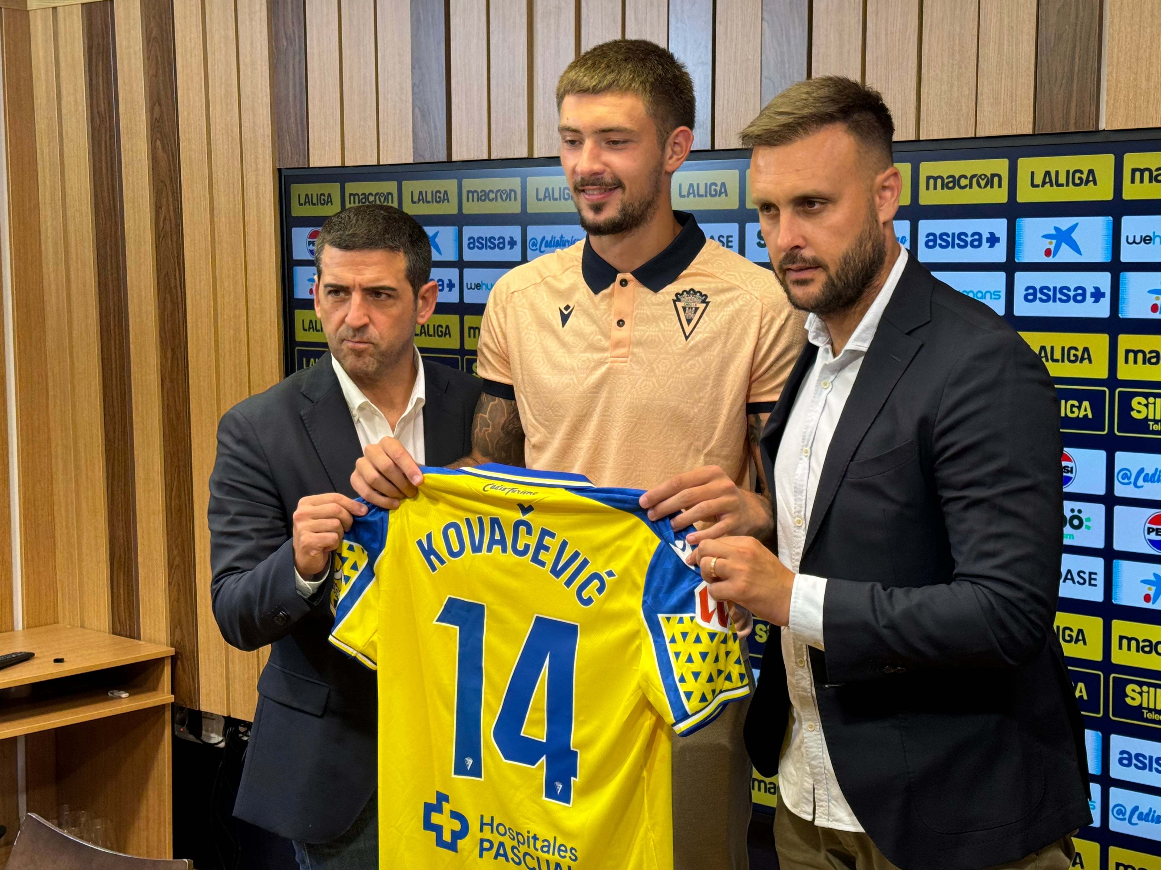 Juanjo Lorenzo junto a Bojan Kovacevic y Juan Cala en la presentación del serbio en la sala de prensa del estadio.