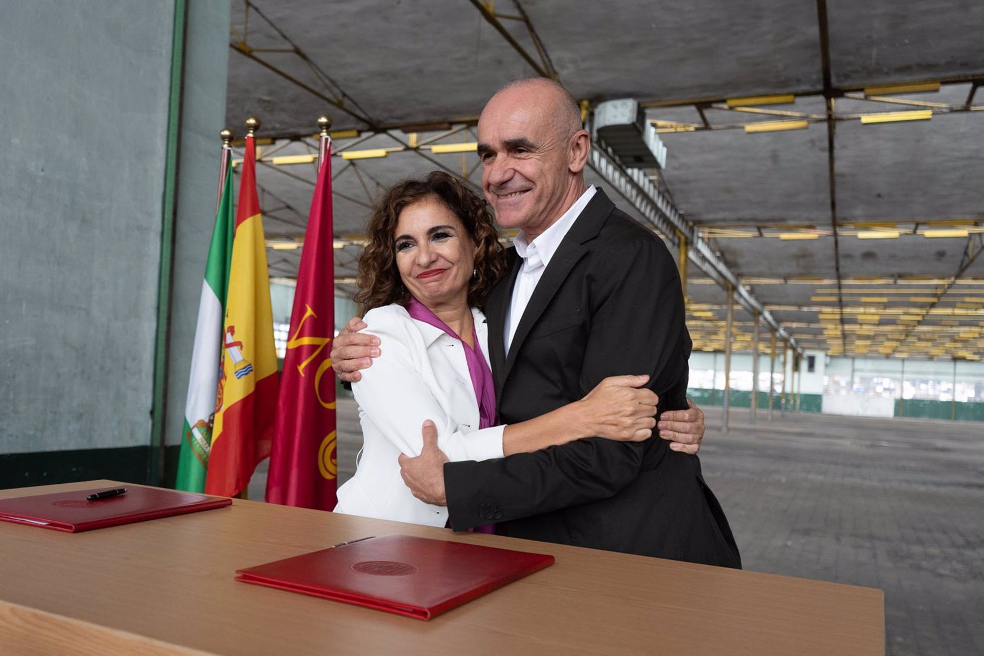 04/11/2022 El alcalde de Sevilla, Antonio Muñoz(d) junto La ministra de Hacienda y Función Pública María Jesús Montero (I) se felicitan tras el acuerdo firmando, a 4 de noviembre de 2022 en Sevilla, (Andalucía, España). El alcalde de Sevilla, Antonio Muñoz, presenta el proyecto para la recuperación de las antiguas naves de Hytasa y el desarrollo de la zona y firma un convenio al respecto con la ministra de Hacienda, María Jesús Montero, acto al que asiste el secretario general del PSOE-A, Juan Espadas.
POLITICA 
Francisco J. Olmo
