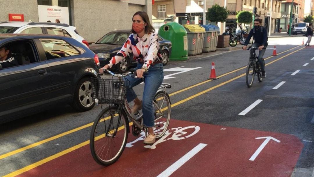 Esther Díez utilizando un carril bici