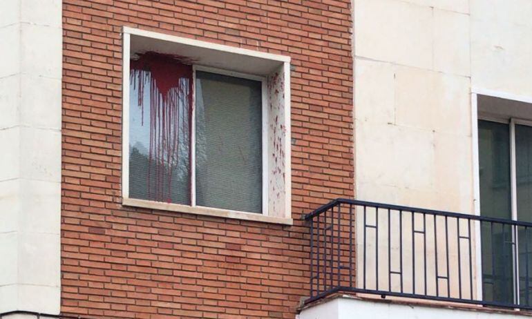 Un dels pots de pintura l'han llençat contra la finestra d'un dels despatxos de la comissaria del CNP a Pedret