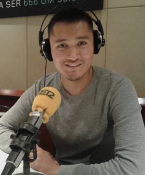 Jordan Tsosie en los estudios de Radio Barcelona.