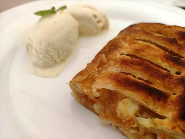 Strudel de manzana con helado de vainilla