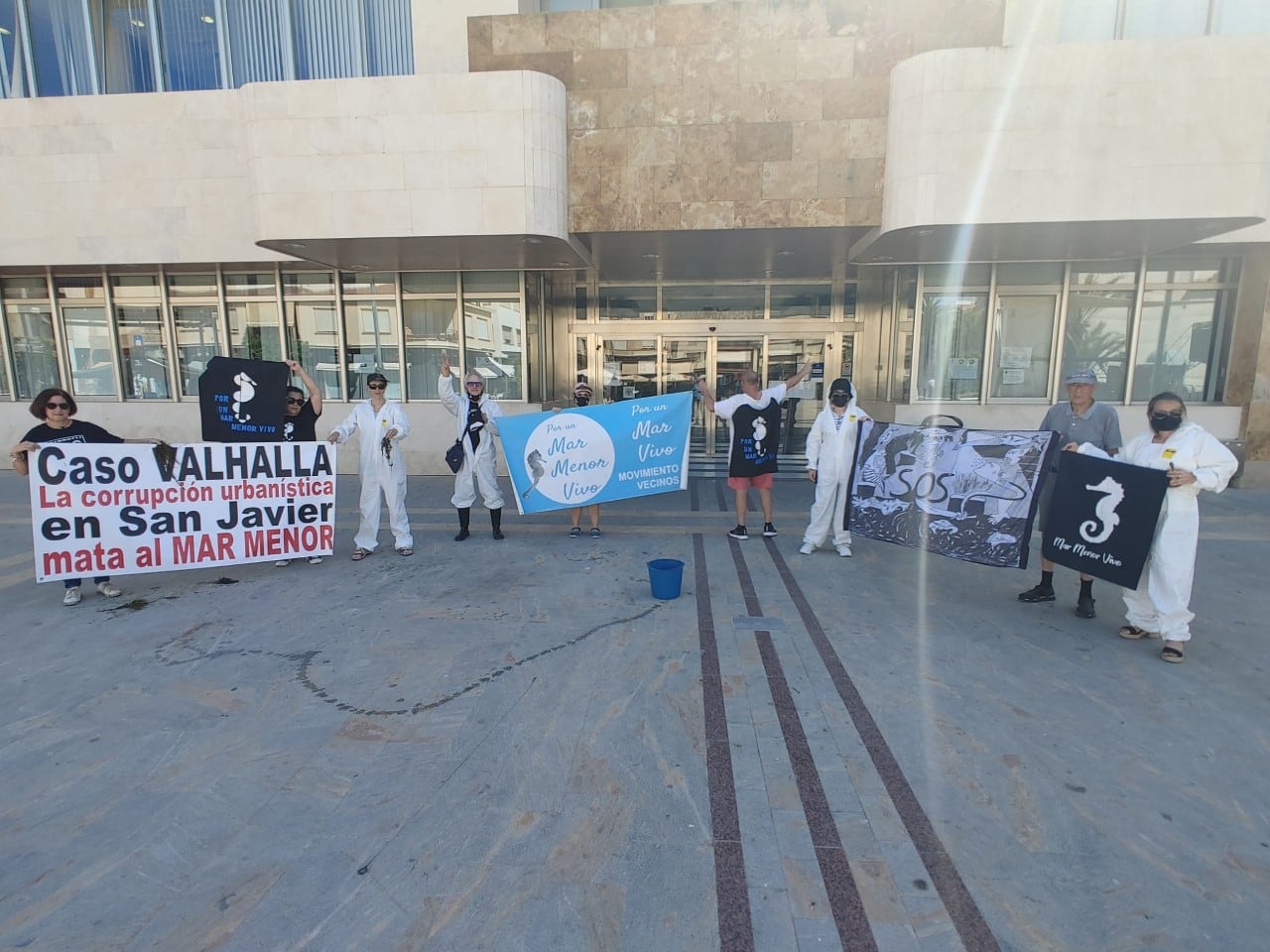 Protestas vecinales frente al Ayuntamiento de San Javier