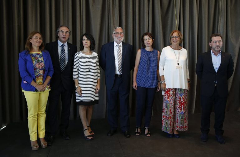 GRA187. MADRID, 13/08/2015.- (dcha a izda) Los consejeros de Educación de Asturias, Genaro Alonso, Andalucía, Adelaida de la Calle, Castilla la Mancha, Reyes Estévez, Cantabria, Ramón Ruiz, Extremadura, Esther Gutiérrez, Baleares, Marti March y Aragón, Mayte Pérez durante la rueda de prensa previa a la reunión de la Conferencia de Educación.